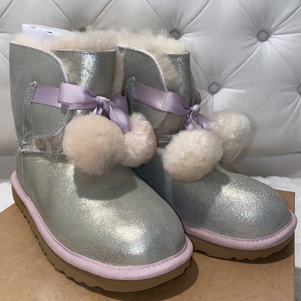 *NEW* UGG girl’s boots size 5. NEW
